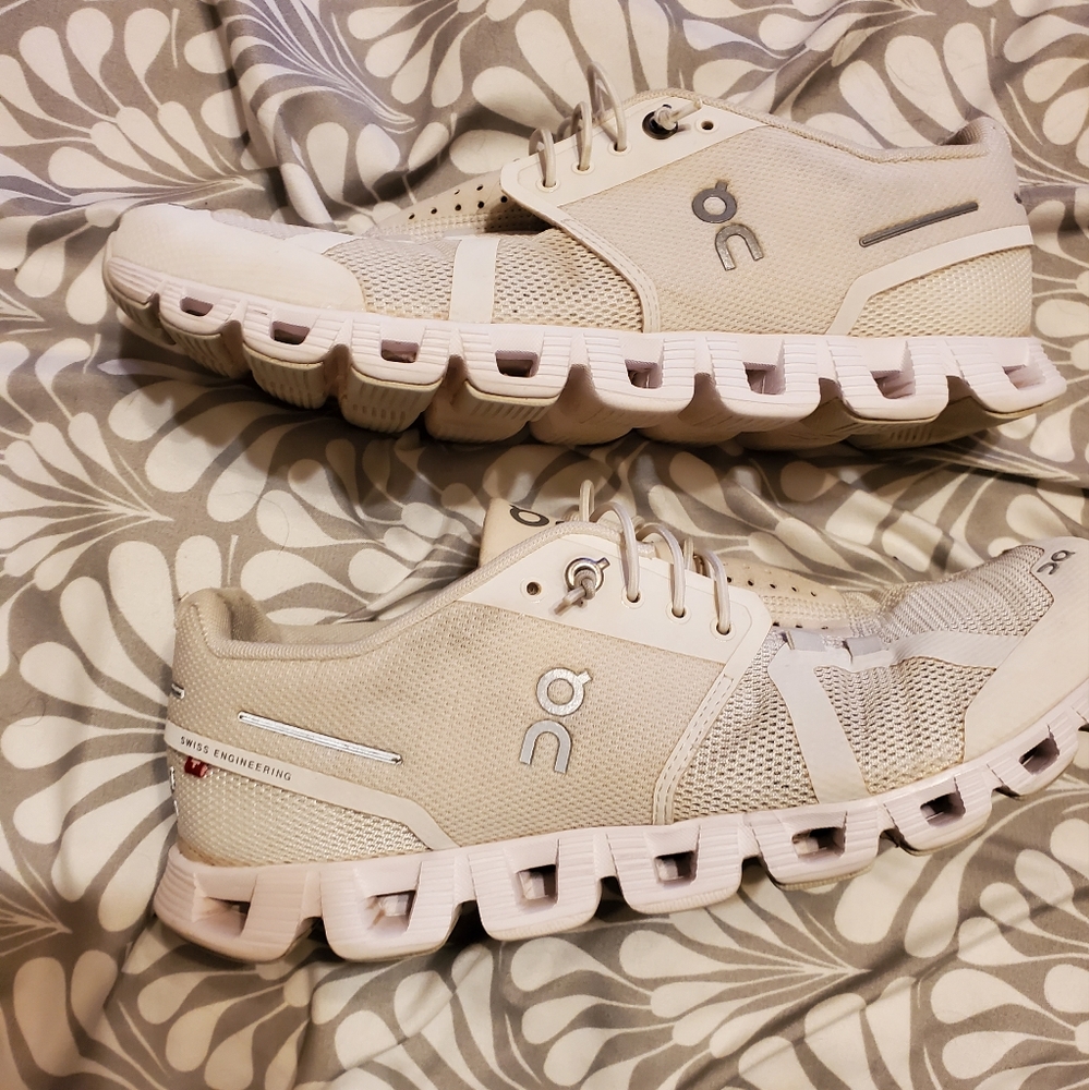 Womens Oncloud 5 size 9